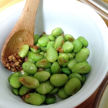 食べるオリーブオイル（ガーリック）で業スのむき枝豆を炒めました!簡単に美味しい一品ができました(^^)